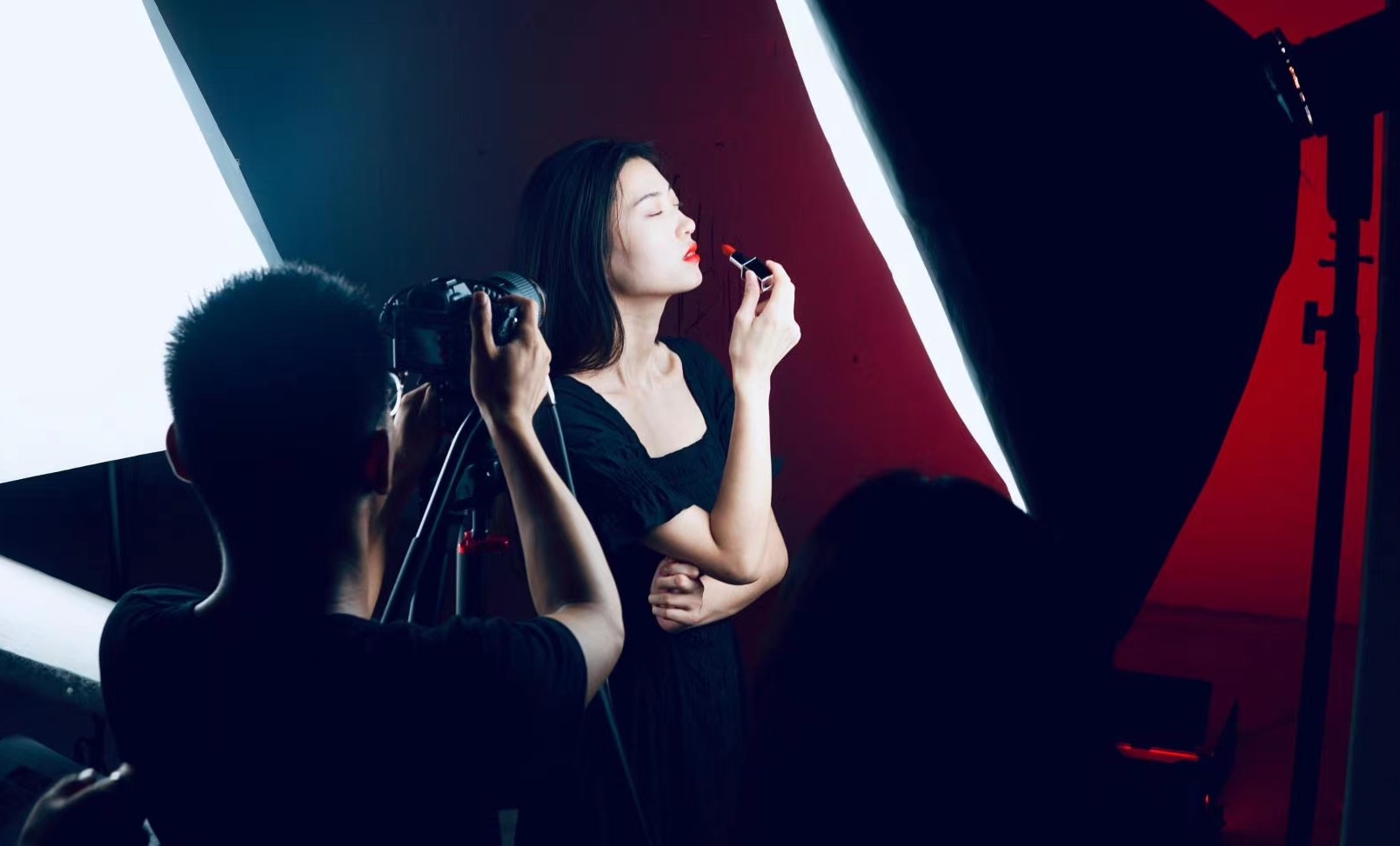 拍攝企業(yè)宣傳片需要什么機器設(shè)備